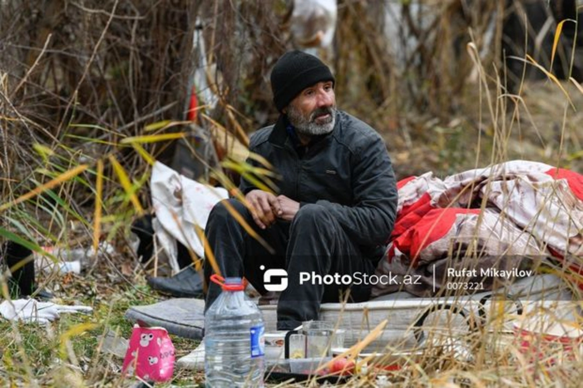 В Баку мужчина из-за конфликта с братом 20 дней ночует на улице - ФОТО