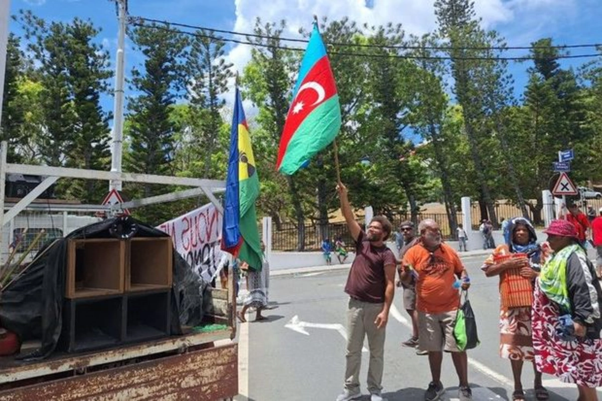 В Новой Каледонии прошла акция протеста против Франции, был поднят азербайджанский флаг - ФОТО/ВИДЕО