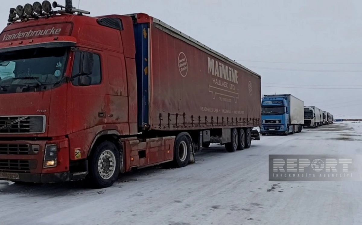 Bakı - Quba magistralında yük maşınları yolda qalıb - FOTO