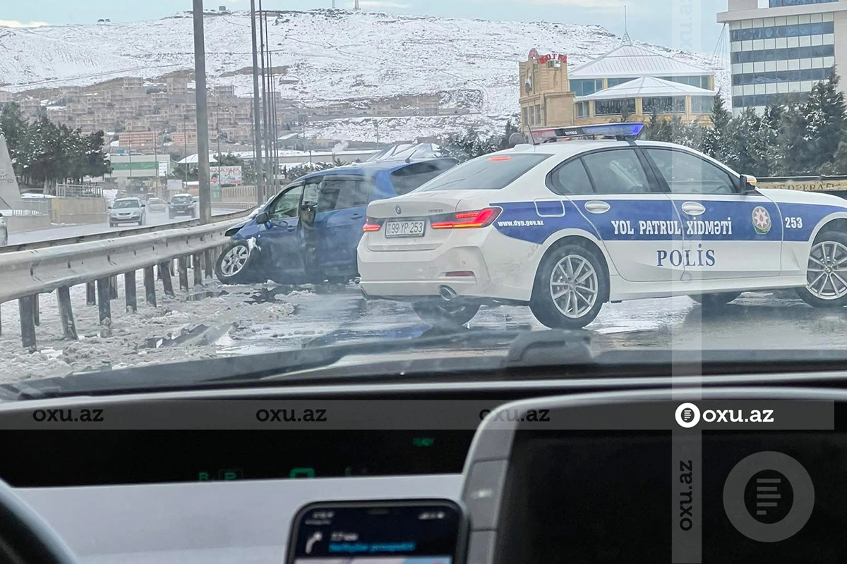 Bakıda iki avtomobil toqquşub - FOTO/VİDEO