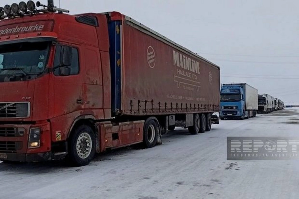 На автомагистрали Баку - Губа возникли затруднения в движении фур - ФОТО