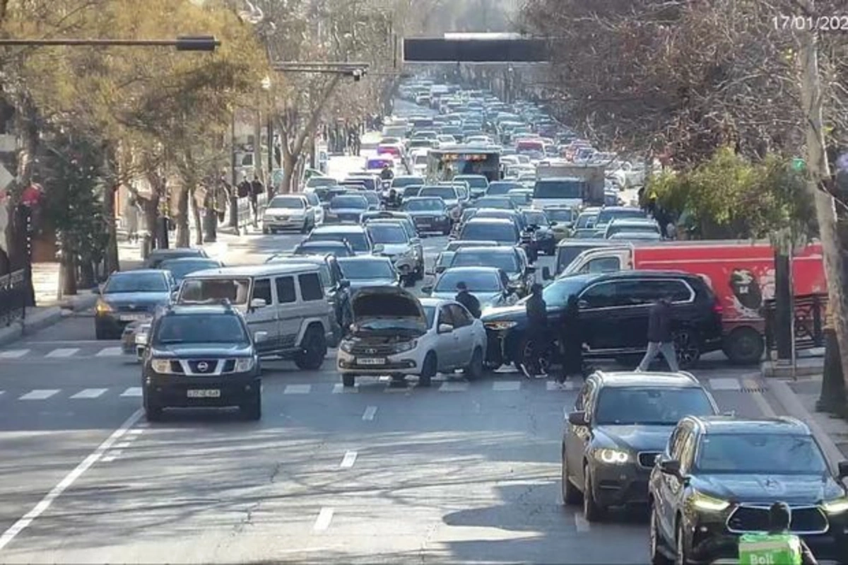 В центре Баку произошла авария: образовался затор