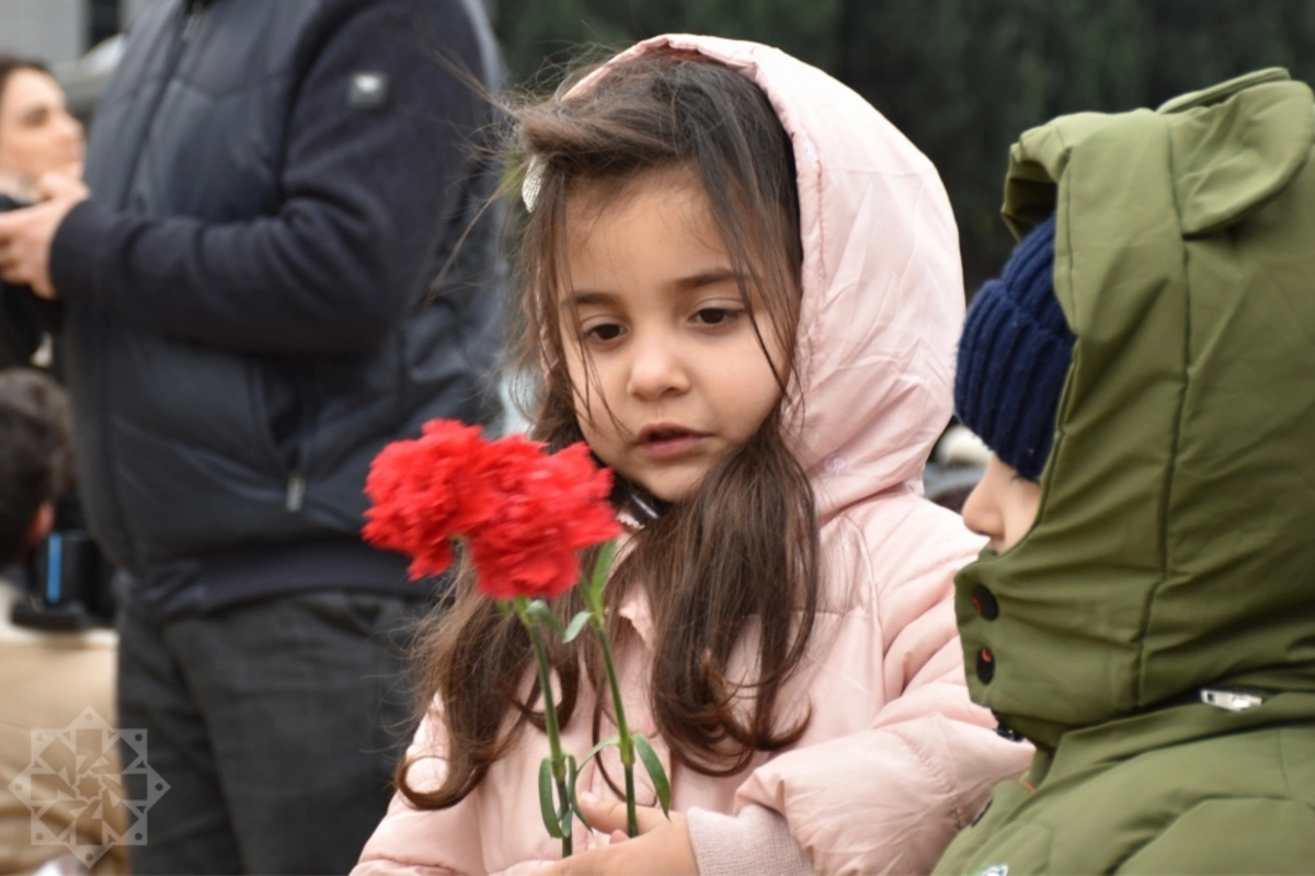 Məktəblilər Şəhidlər xiyabanını ziyarət edirlər - FOTO