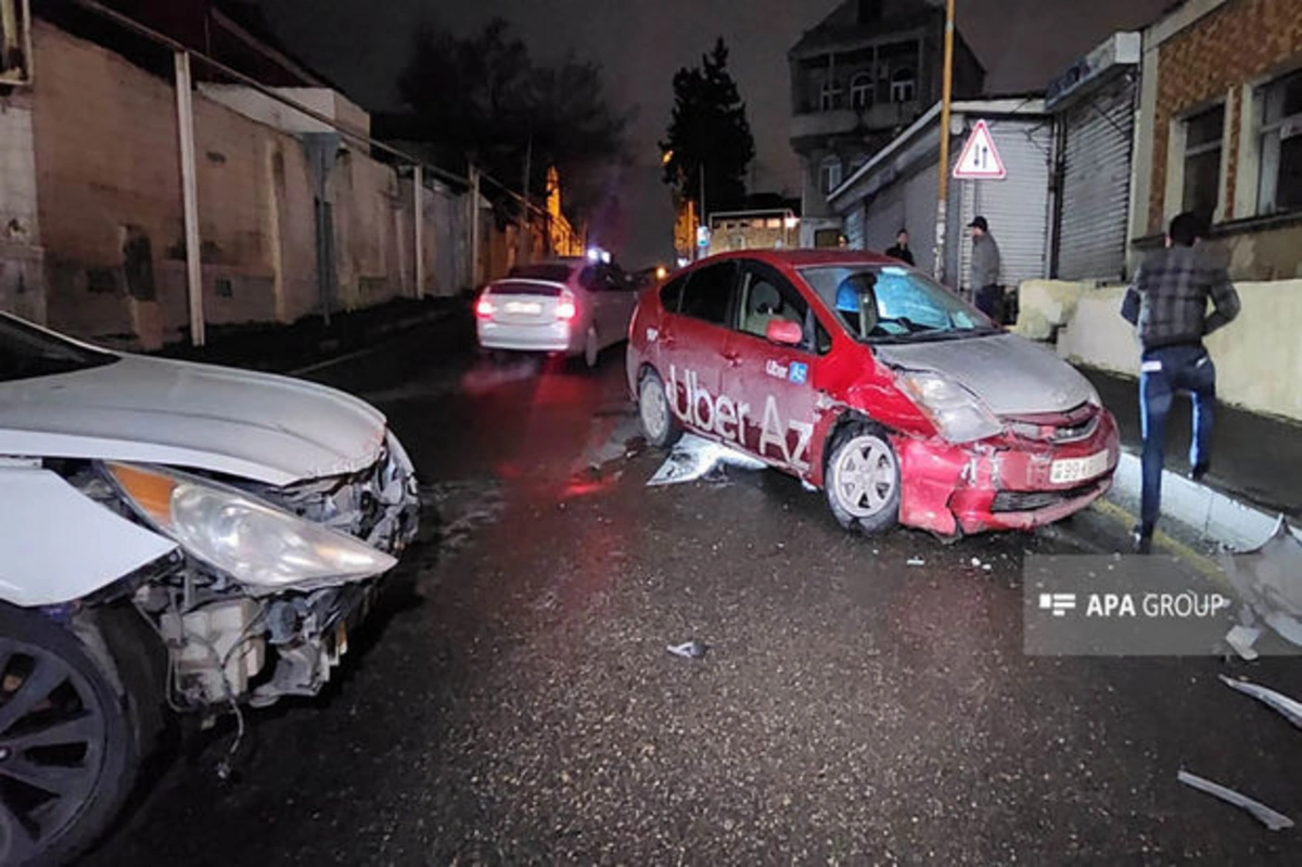 В Баку столкнулись Hyundai и Prius - ФОТО