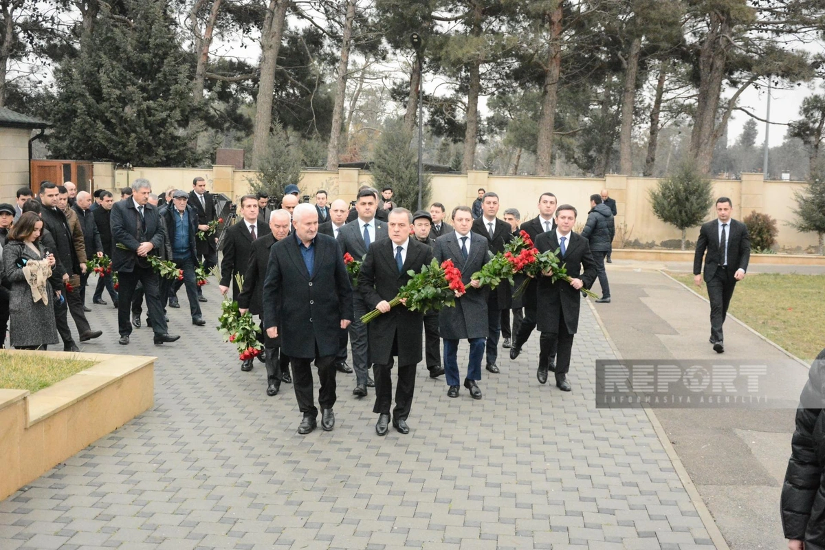 XİN başçısı İrandakı səfirliyimizə hücum zamanı şəhid olan xidmət rəisinin məzarını ziyarət edib - FOTO/VİDEO