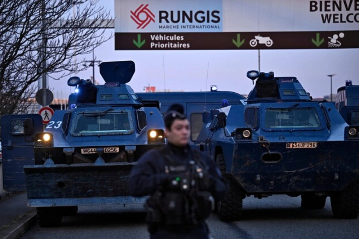 Во Франции начали применять бронетехнику против протестующих фермеров - ВИДЕО
