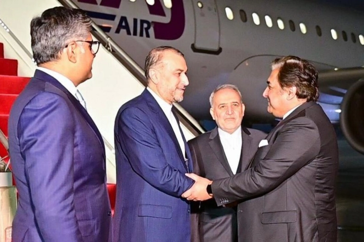 Глава МИД Ирана прибыл в Пакистан для нормализации двусторонних отношений - ВИДЕО