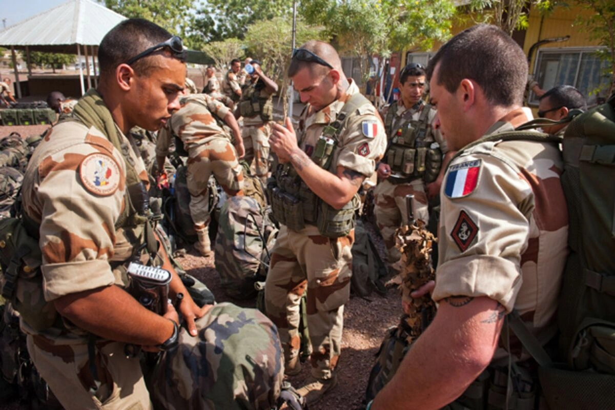 Fransa üç ölkədəki hərbi kontingentini azaldacaq