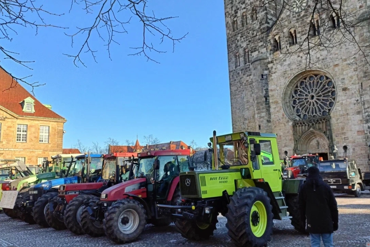 Fransada fermerlərin uşaqları mini traktor sürərək aksiyaya dəstək verdilər - VİDEO