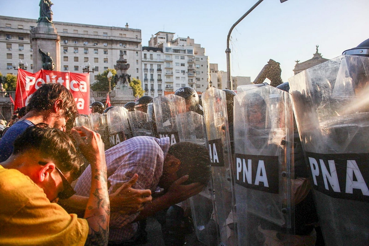 Argentina Parlamentinin qarşısında polislərlə qarşıdurma: Saxlanılanlar var - FOTO/VİDEO