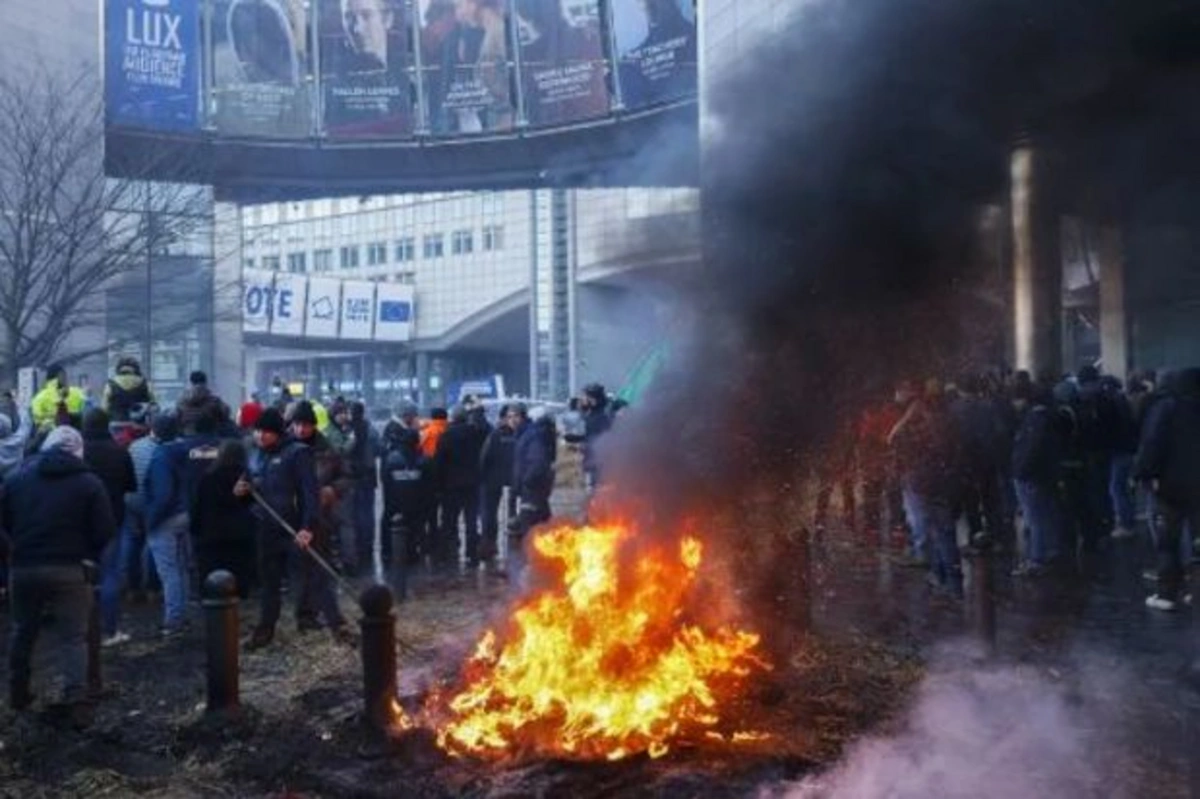 Тысячи тракторов заблокировали дороги вокруг Европарламента в Брюсселе - ОБНОВЛЕНО + ВИДЕО