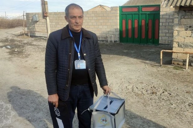 Старейший избиратель Азербайджана проголосовал на выборах президента - ФОТО