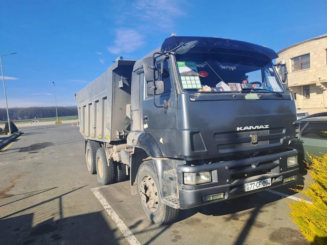 Yol polisinin qanuni tələbinə əməl etməyən yük avtomobilinin sürücüsü TUTULDU - FOTO