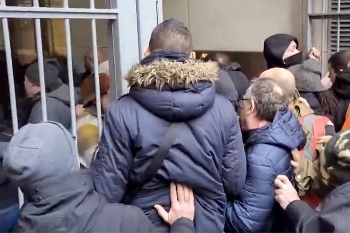 Yüzlərlə işçi Paris Nəqliyyat İdarəsinin binasına basqın edib - VİDEO