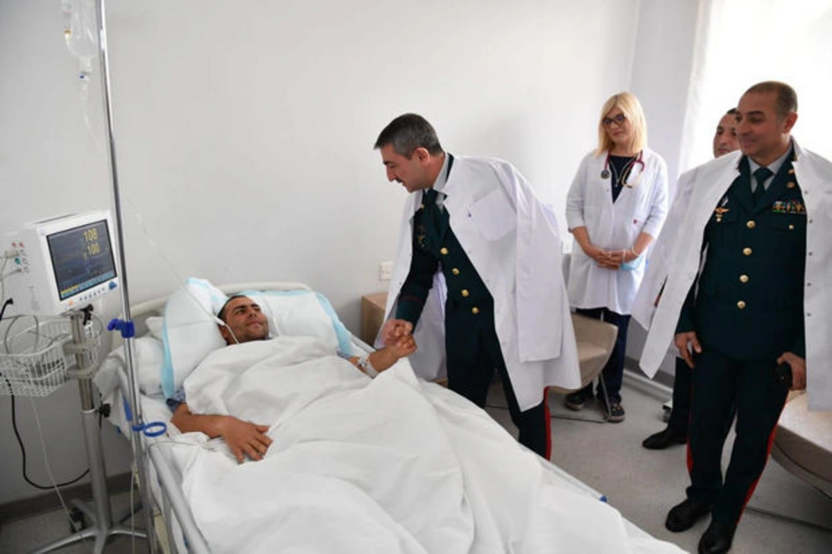 Эльчин Гулиев посетил раненого азербайджанского пограничника - ФОТО