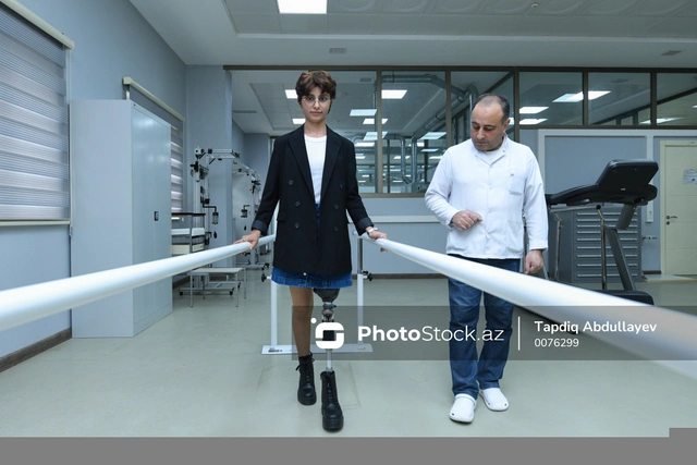 Xərçəng xəstəliyindən ayağını itirən 17 yaşlı model müasir protezlə təmin olundu - FOTO