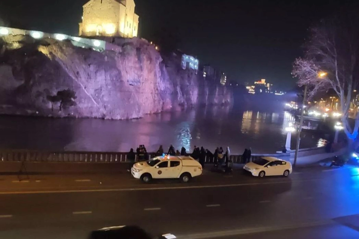 Машина слетела в Куру в центре Тбилиси: спасатели обнаружили тело водителя  - ОБНОВЛЕНО + ВИДЕО - Oxu.az