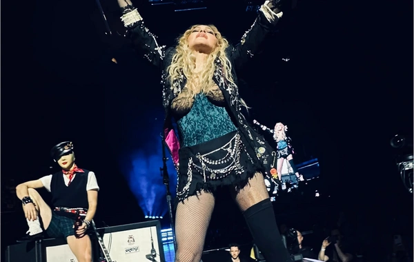 Madonna konsert zamanı yıxılaraq, pərt olub: Biabırçı fakt üzə çıxıb - FOTO/VİDEO