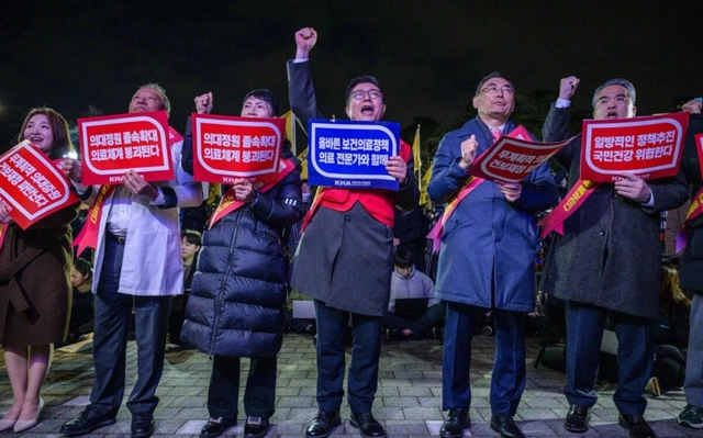 Koreyada altı mindən çox həkim tibb universitetlərindəki kvotalara görə istefa verib