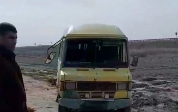 В Сальянском районе перевернулся микроавтобус: названы имена пострадавших - ОБНОВЛЕНО + ВИДЕО