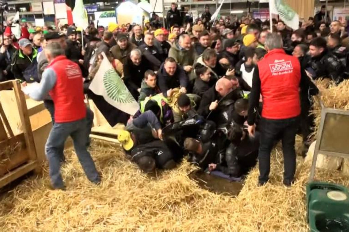 Etirazçı fermerlərdən Parisdə Makrona “sürpriz” - FOTO/VİDEO