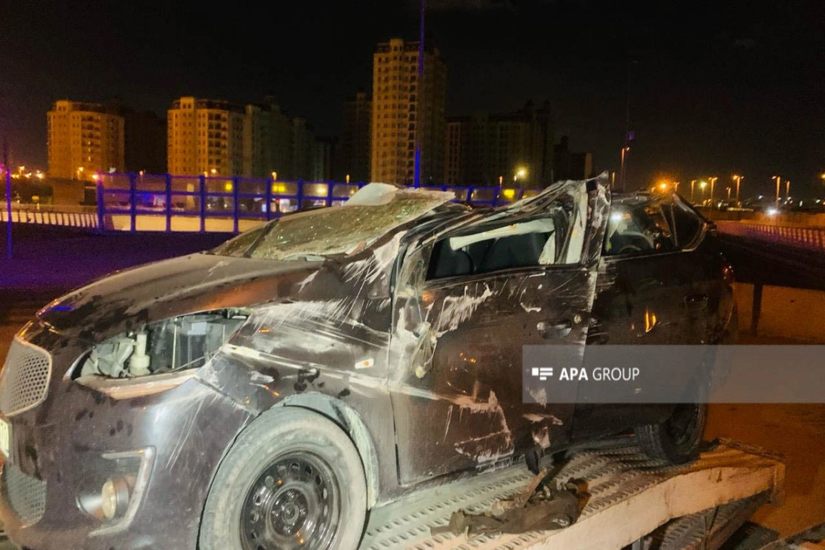 Bakıda avtomobil aşıb: Xəsarət alanlar var - FOTO