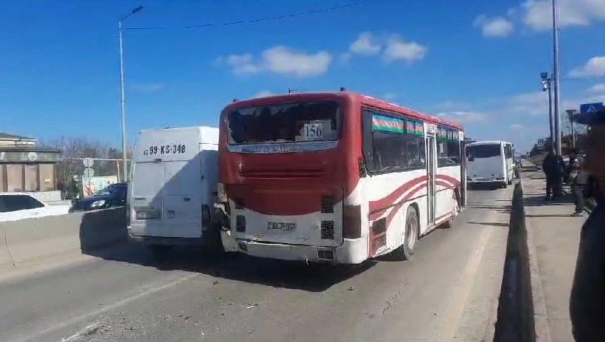 Bakıda avtobus qəzaya uğradı: Yaralılar var - VİDEO