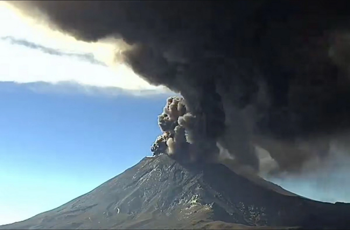 Meksikanın ən böyük vulkanı püskürdü: Onlarla reys təxirə salındı - VİDEO