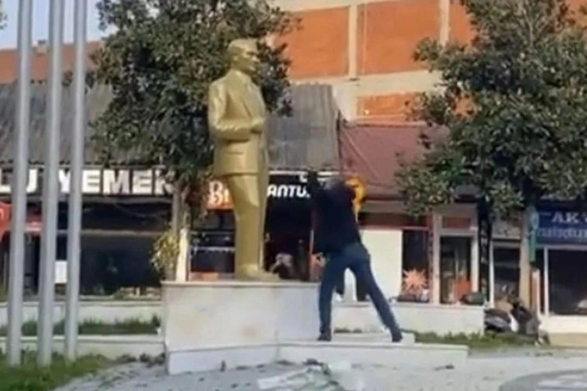 В Турции задержан подозреваемый в нанесении повреждений статуе Ататюрка - ВИДЕО