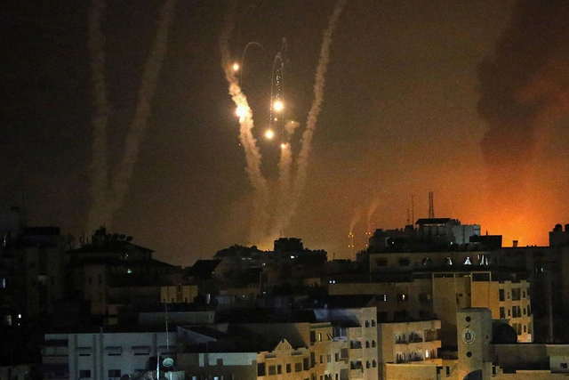 "Хезболла" выпустила десятки ракет по израильскому городу - ВИДЕО
