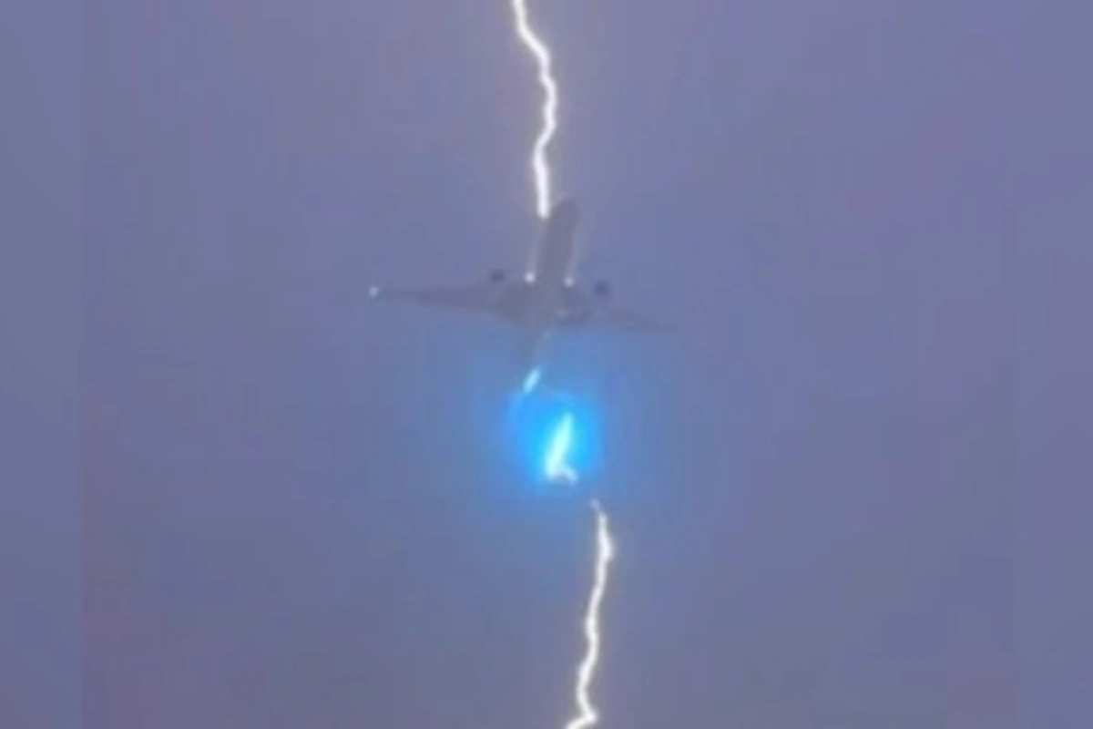 Молния ударила в самолет с 550 пассажирами на борту - ВИДЕО