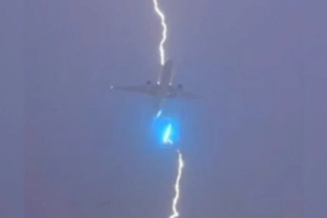 Молния ударила в самолет с 550 пассажирами на борту - ВИДЕО