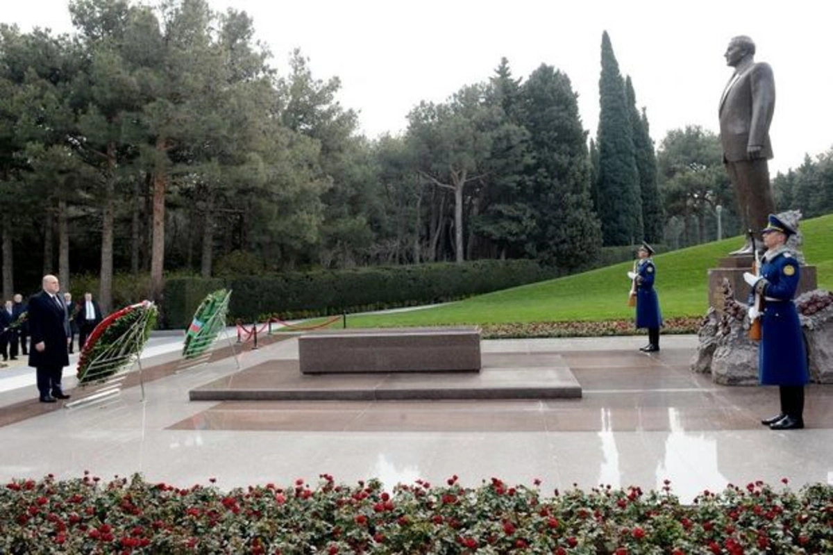 Председатель Правительства РФ Михаил Мишустин посетил могилу великого лидера - ФОТО