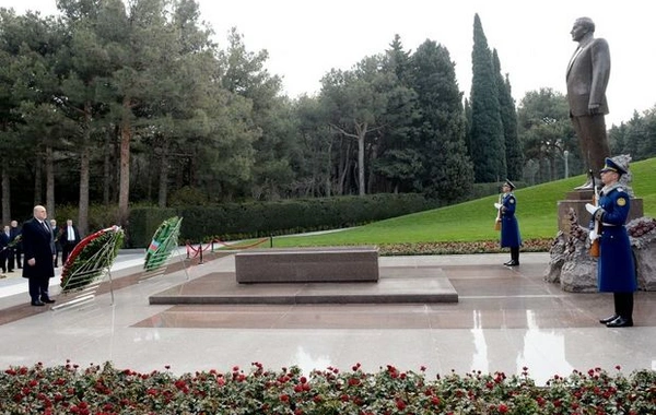 Председатель Правительства РФ Михаил Мишустин посетил могилу великого лидера - ФОТО