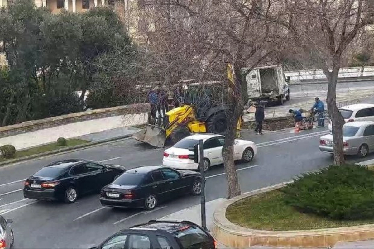 К сведению водителей: ограничено движение на одной из улиц Баку