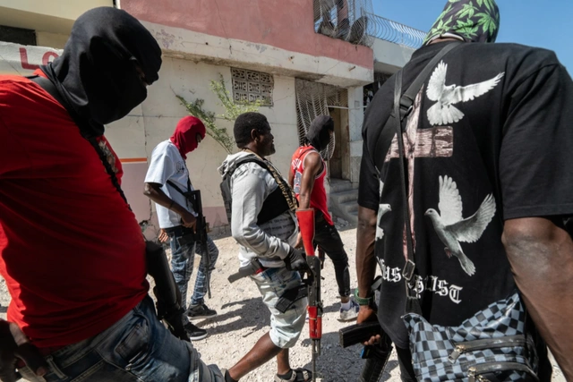 Haitidə hökumət binalarına hücum edildi - FOTO/VİDEO