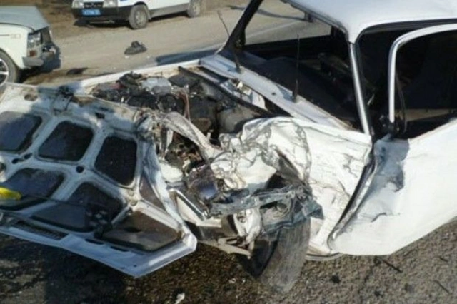В Агдаше автомобиль врезался в дерево, а затем в грузовик: есть погибший