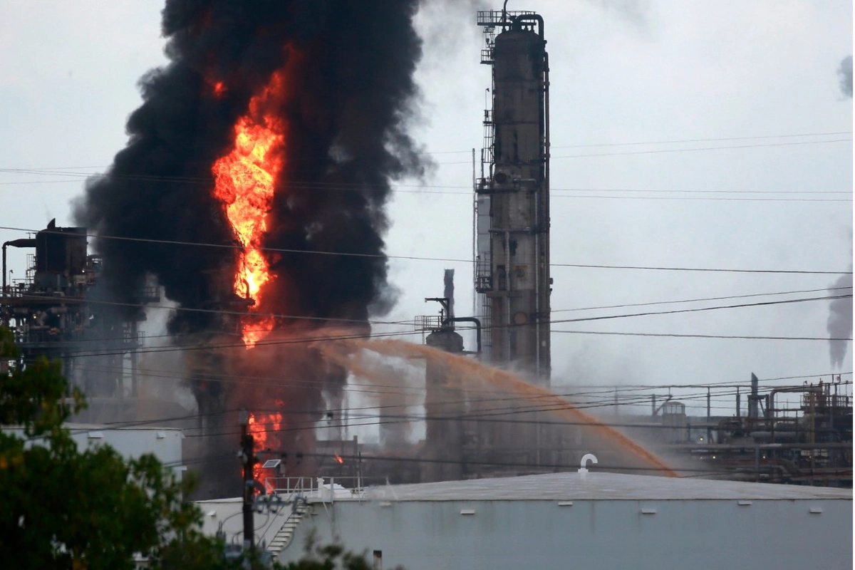 На НПЗ Exxon Mobil во Франции вспыхнул сильный пожар - ВИДЕО