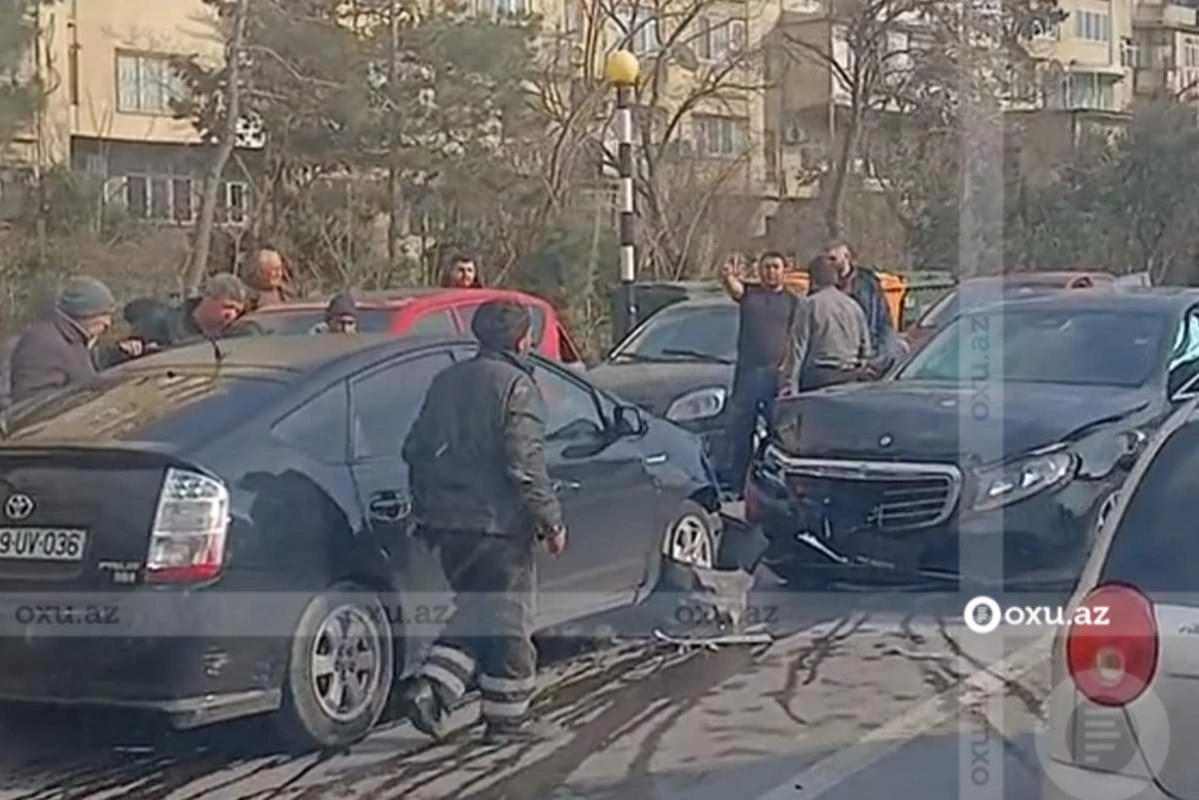 Qarşı yola çıxan “Prius” “Mercedes”i əzdi - VİDEO