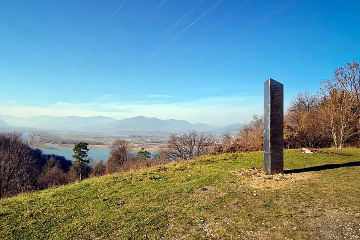 Sirli monolit bu dəfə Uelsdə üzə çıxdı - FOTO