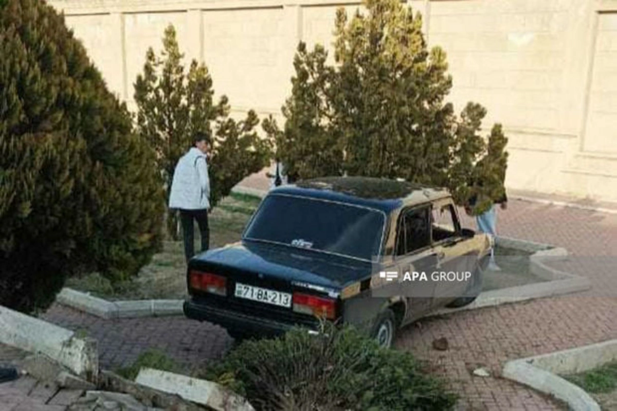 В Нахчыване автомобиль врезался в фонарный столб: есть пострадавший