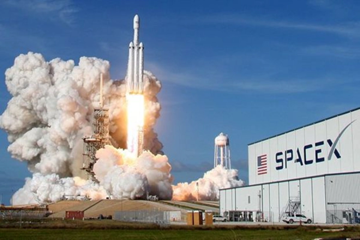 “SpaceX” tarixdə ən böyük kosmik gəmini orbitə göndərdi, fəzada yoxa çıxdı - FOTO/VİDEO