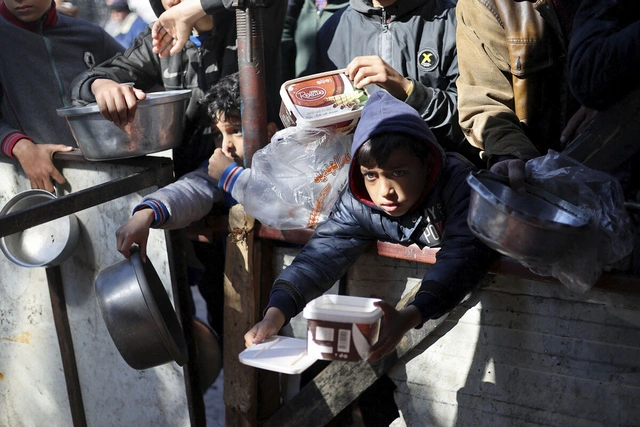 Число жертв ударов по очереди за гуманитарной помощью в Газе возросло до 100 - ОБНОВЛЕНО