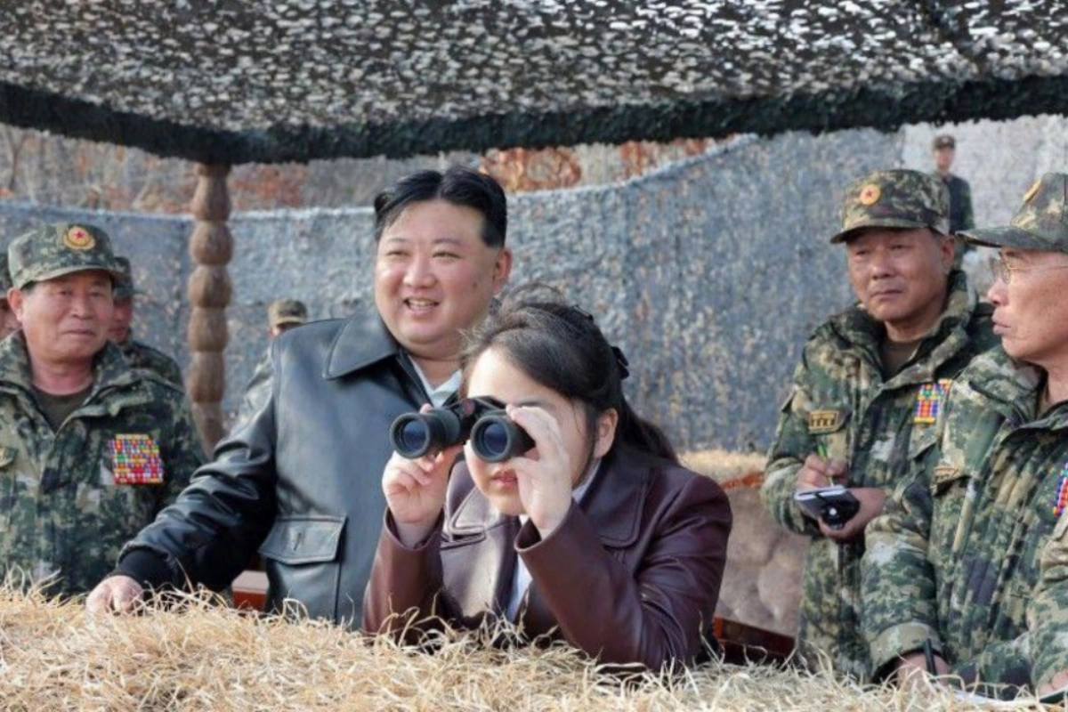 Şimali Koreyada hava-desant təlimlərinə Kim Çen In qızı ilə birlikdə rəhbərlik etdi - FOTO