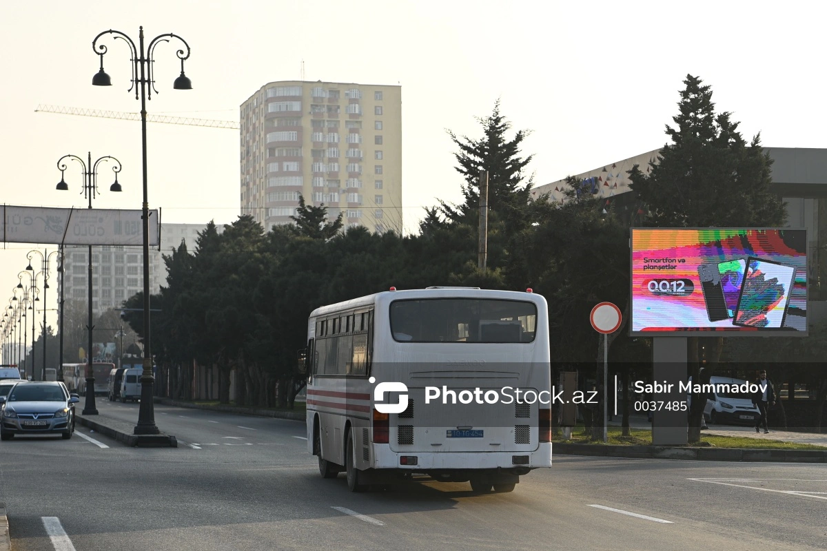 Bakıda avtobus avtomobillə toqquşub: Yaralanan var