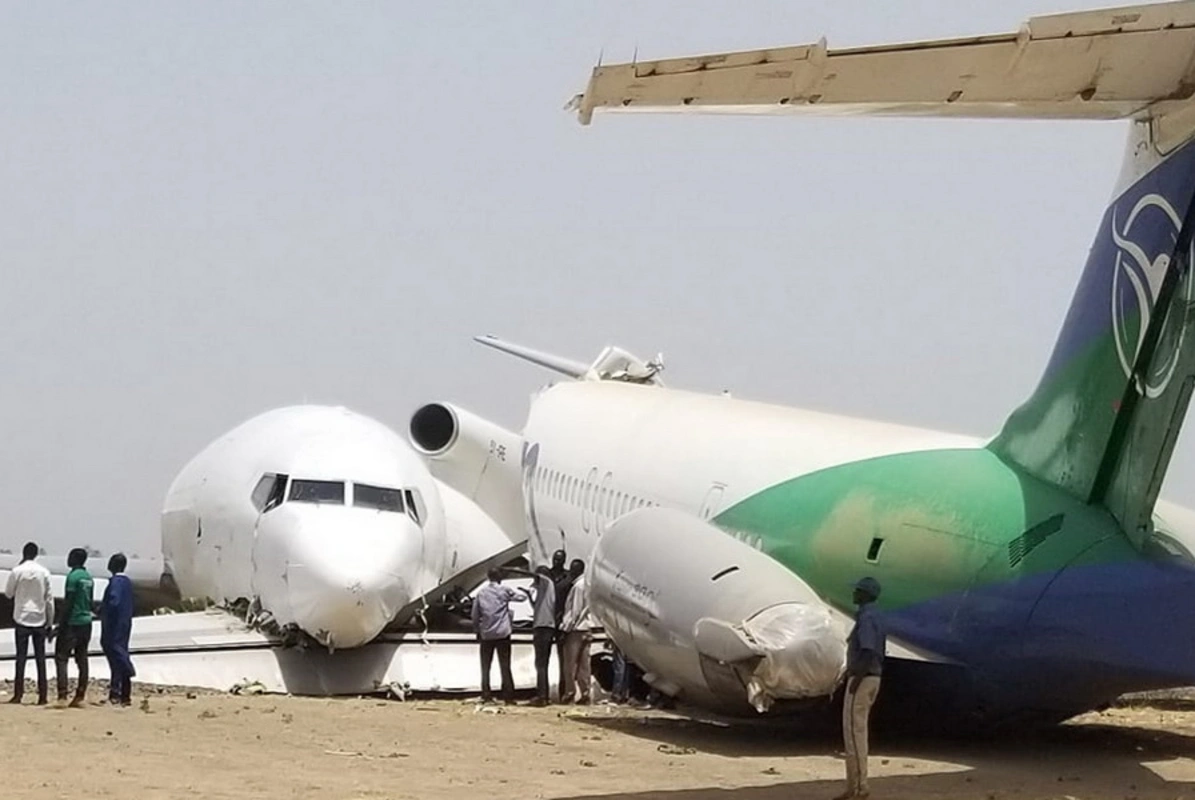 “Boeing” aeroportda qəzaya uğramış başqa təyyarə ilə toqquşdu: Sudanda qəribə hadisə - FOTO