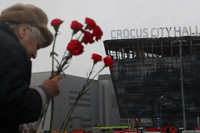 В Москве подожгли мемориал жертвам теракта в "Крокус Сити Холле" - ФОТО