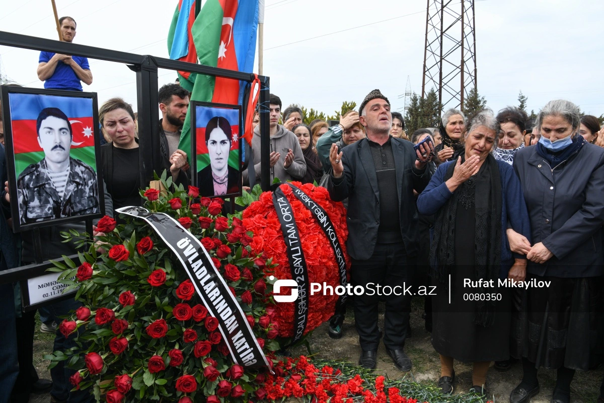 Xocalıda kütləvi məzarlıqda tapılan ər-arvadın qalıqları dəfn edilir - YENİLƏNİB + FOTO