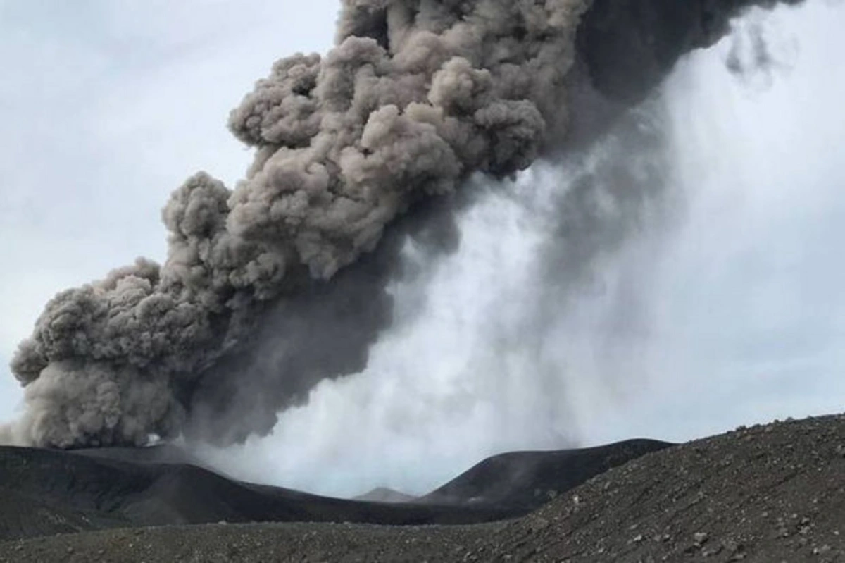 Kuril adalarında Ebeko vulkanı 2,5 km hündürlüyə kül atıb - FOTO