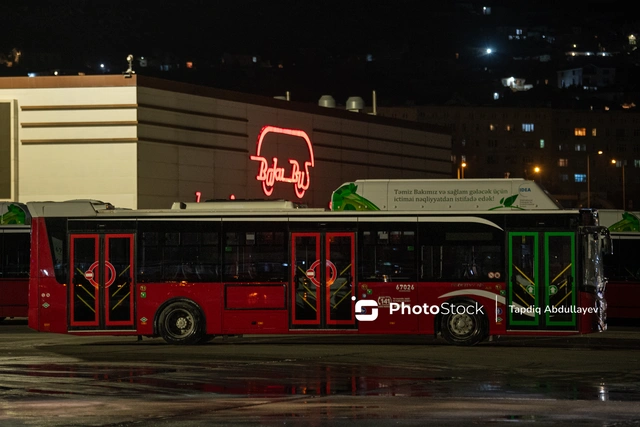 Beş dəqiqəyə təmizlik, gündə 500 min insanın gözlədiyi avtobuslar: Bakının ən böyük deposundan REPORTAJ - FOTO
